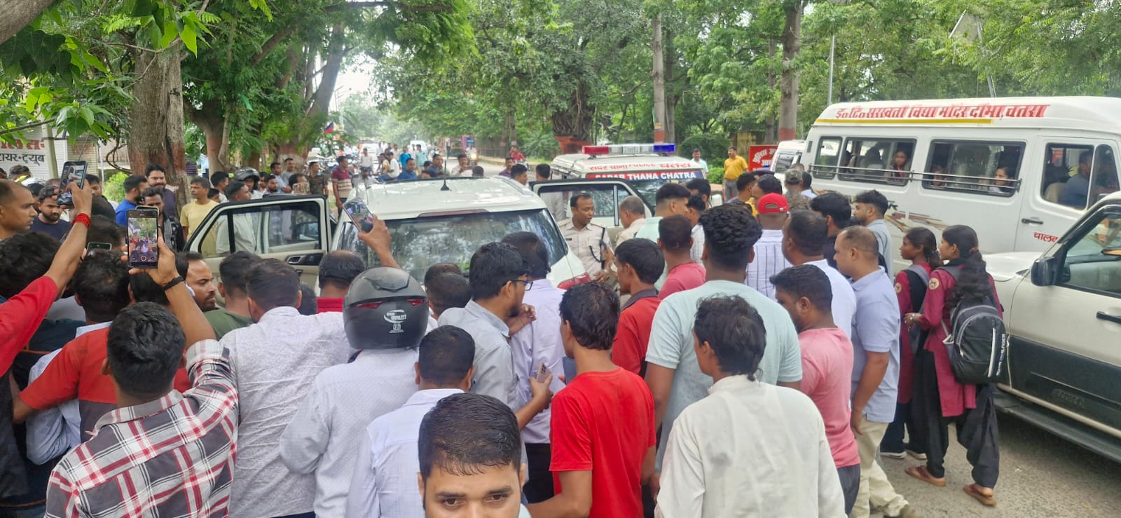 चतरा में SP आवास के सामने चली गोली, साथी गार्ड ने आंख में मारी गोली, मौके पर मौत; आरोपी दबोचा गया 2 WhatsApp Image 2026 07 21 at 4.10.48 PM