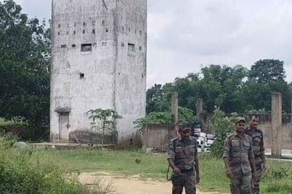 कोडरमा में NIA की रेड, विस्फोटक मैगजीन हाउस और कारोबारी के आवास पर छापेमारी,दो लोग हिरासत में 1 WhatsApp Image 2026 07 23 at 11.59.12 AM