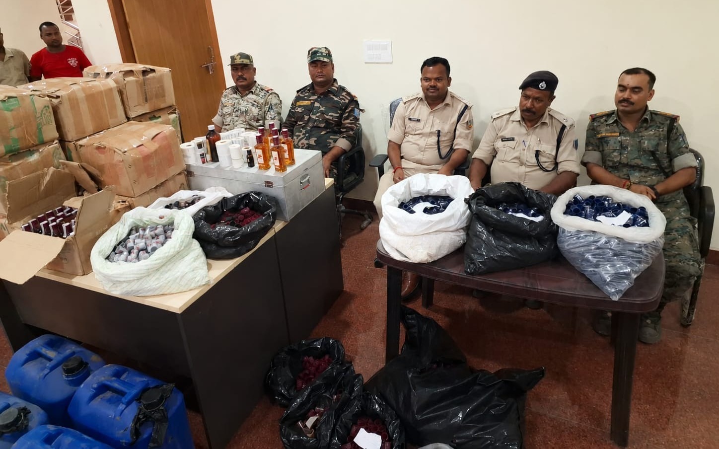 पलामू में नकली शराब की मिनी फैक्ट्री का भंडाफोड़, 250 लीटर स्प्रिट और 13 पेटी अवैध अंग्रेजी शराब बरामद