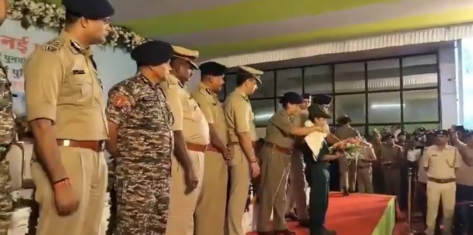 झारखंड में 16 नक्सलियों ने किया सरेंडर,11 हथियार समेत 1562 राउंड कारतूस सौंपा