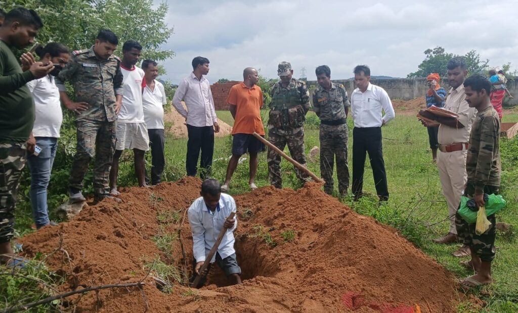 गुमला में 4 साल बाद कब्र से निकाला गया बुजुर्ग का कंकाल, वैज्ञानिक जांच के लिए रिम्स भेजा जाएगा कंकाल, डायन-बिसाही के शक में हत्या की आशंका