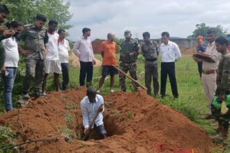 गुमला में 4 साल बाद कब्र से निकाला गया बुजुर्ग का कंकाल, वैज्ञानिक जांच के लिए रिम्स भेजा जाएगा कंकाल, डायन-बिसाही के शक में हत्या की आशंका