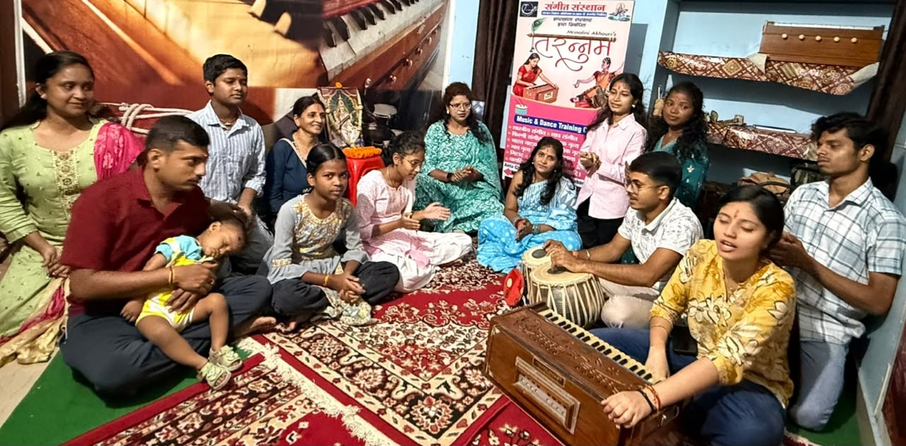 गुरु सूत्र बंधन से गूंजा तरन्नुम संगीत संस्थान, शास्त्रीय संगीत साधना का लिया संकल्प, डॉ. मृणालिनी अखौरी बोलीं- गुरु का आशीर्वाद ही प्रतिभा को देता है सही दिशा 2 WhatsApp Image 2026 07 29 at 8.06.29 PM