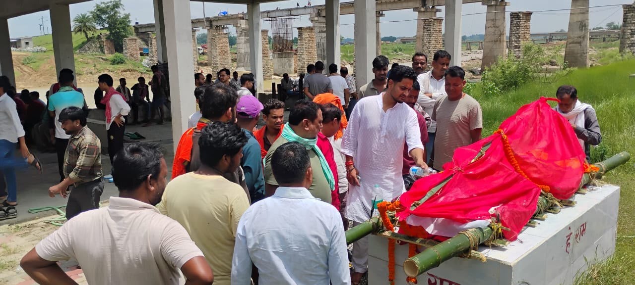 लोहरदगा में लूट की दो कोशिश और युवा कारोबारी की हत्या के बाद पुलिस का बड़ा एक्शन, SIT गठित, फोरेंसिक जांच तेज और अपराधियों की धर-पकड़ के लिए ताबड़तोड़ छापेमारी 1 WhatsApp Image 2026 07 31 at 4.24.21 PM