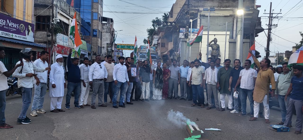 केंद्रीय शिक्षा मंत्री धर्मेंद्र प्रधान के इस्तीफे पर लोहरदगा कांग्रेस का जश्न, मिठाई बांटी और पटाखे फोड़े, बोले- युवाओं के संघर्ष की हुई जीत 1 a 2
