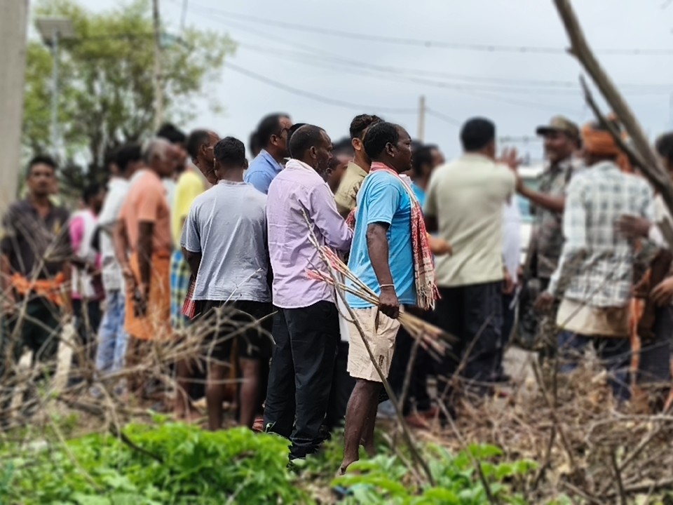 लातेहार में रेलवे लाइन सर्वे करने गए टीम को ग्रामीणों ने बनाया बंधक, दो गुटों में हुई हिंसक झड़प में ग्राम प्रधान समेत दो घायल, गांव में पुलिस बल तैनात