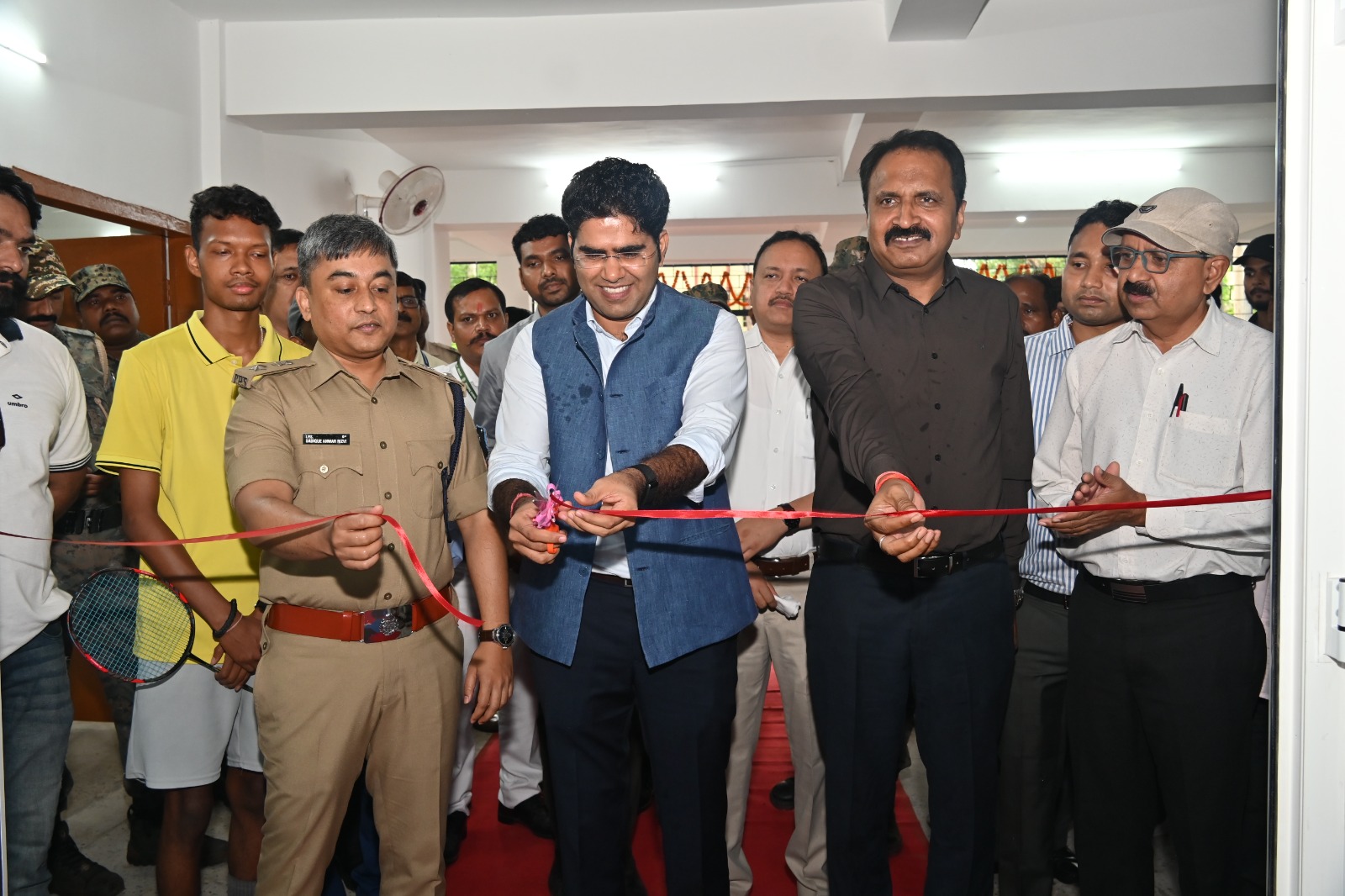 लोहरदगा में इंडोर स्टेडियम व जिम का हुआ लोकार्पण, DC ने कहा- जिले के खिलाड़ियों को बेहतर सुविधाएं देना हमारी प्राथमिकता 2 b 1