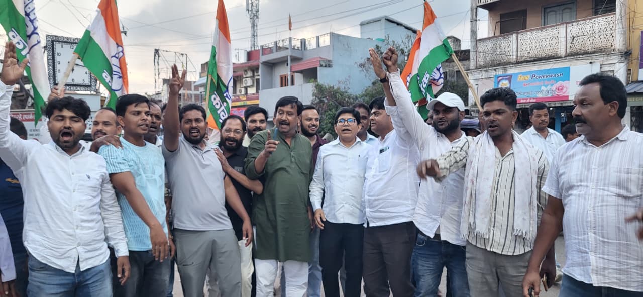 केंद्रीय शिक्षा मंत्री धर्मेंद्र प्रधान के इस्तीफे पर लोहरदगा कांग्रेस का जश्न, मिठाई बांटी और पटाखे फोड़े, बोले- युवाओं के संघर्ष की हुई जीत 2 b 2
