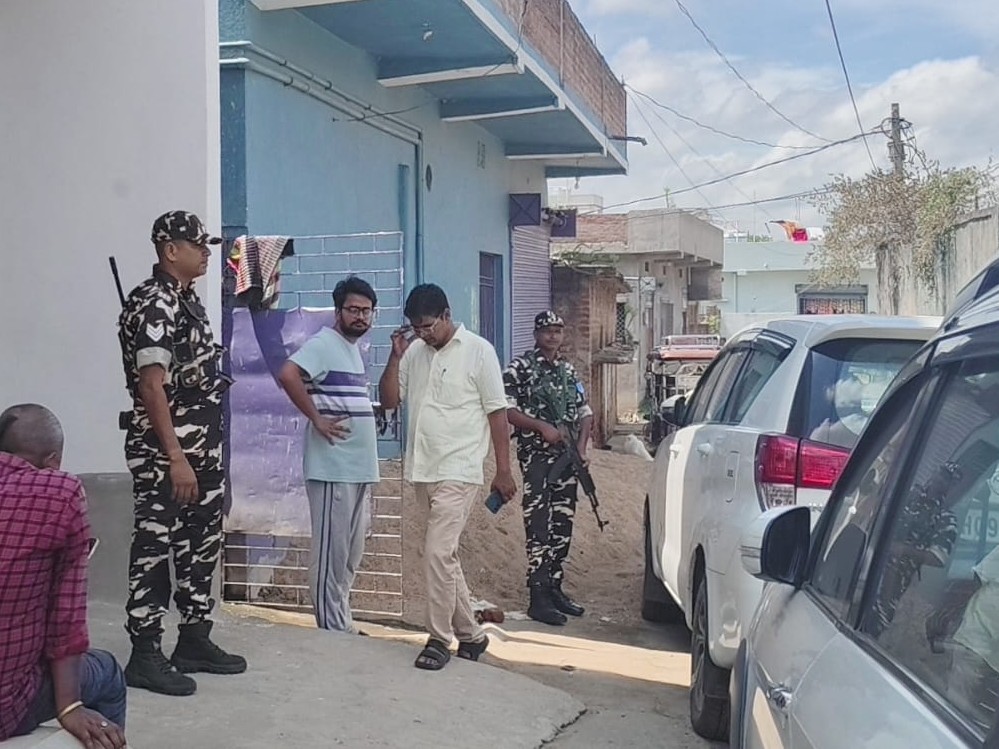देवघर में IT की रेड, बलथर पंचायत की मुखिया सुनीता देवी के ठिकानों पर छापेमारी