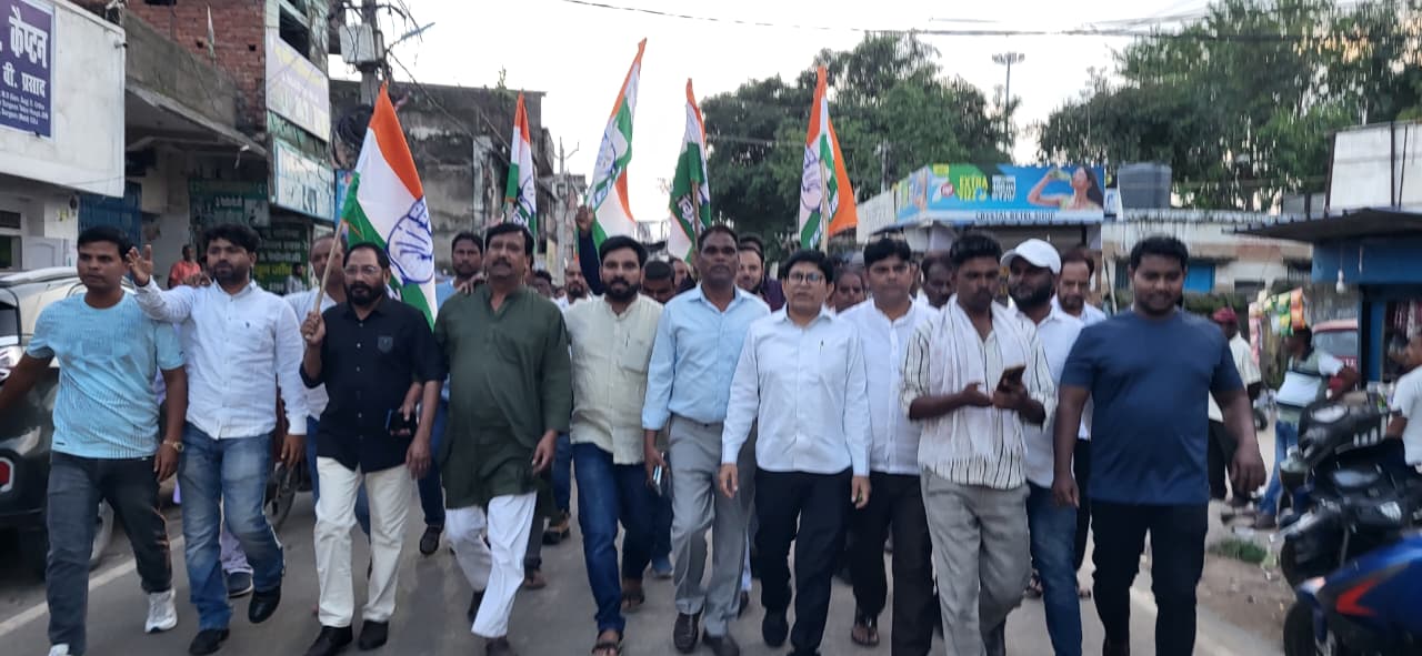 केंद्रीय शिक्षा मंत्री धर्मेंद्र प्रधान के इस्तीफे पर लोहरदगा कांग्रेस का जश्न, मिठाई बांटी और पटाखे फोड़े, बोले- युवाओं के संघर्ष की हुई जीत 3 c 2