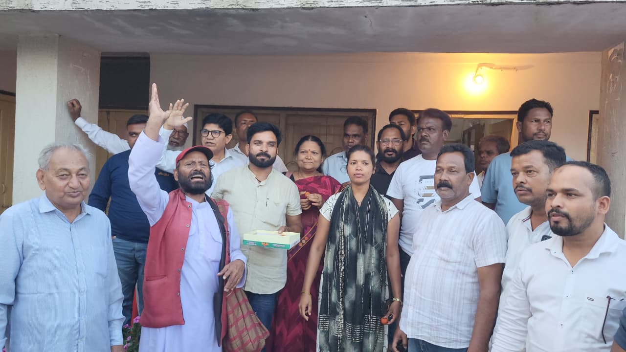 केंद्रीय शिक्षा मंत्री धर्मेंद्र प्रधान के इस्तीफे पर लोहरदगा कांग्रेस का जश्न, मिठाई बांटी और पटाखे फोड़े, बोले- युवाओं के संघर्ष की हुई जीत 4 d 2