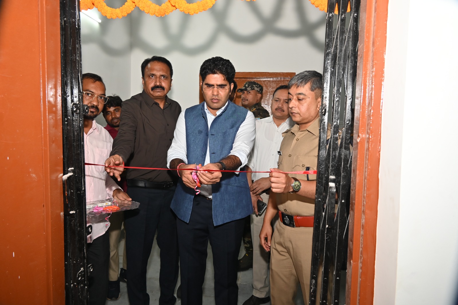 लोहरदगा में इंडोर स्टेडियम व जिम का हुआ लोकार्पण, DC ने कहा- जिले के खिलाड़ियों को बेहतर सुविधाएं देना हमारी प्राथमिकता 5 e 1