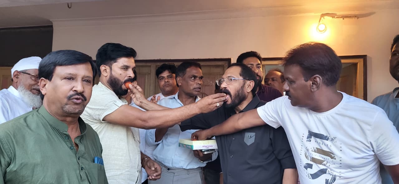 केंद्रीय शिक्षा मंत्री धर्मेंद्र प्रधान के इस्तीफे पर लोहरदगा कांग्रेस का जश्न, मिठाई बांटी और पटाखे फोड़े, बोले- युवाओं के संघर्ष की हुई जीत 5 e 2