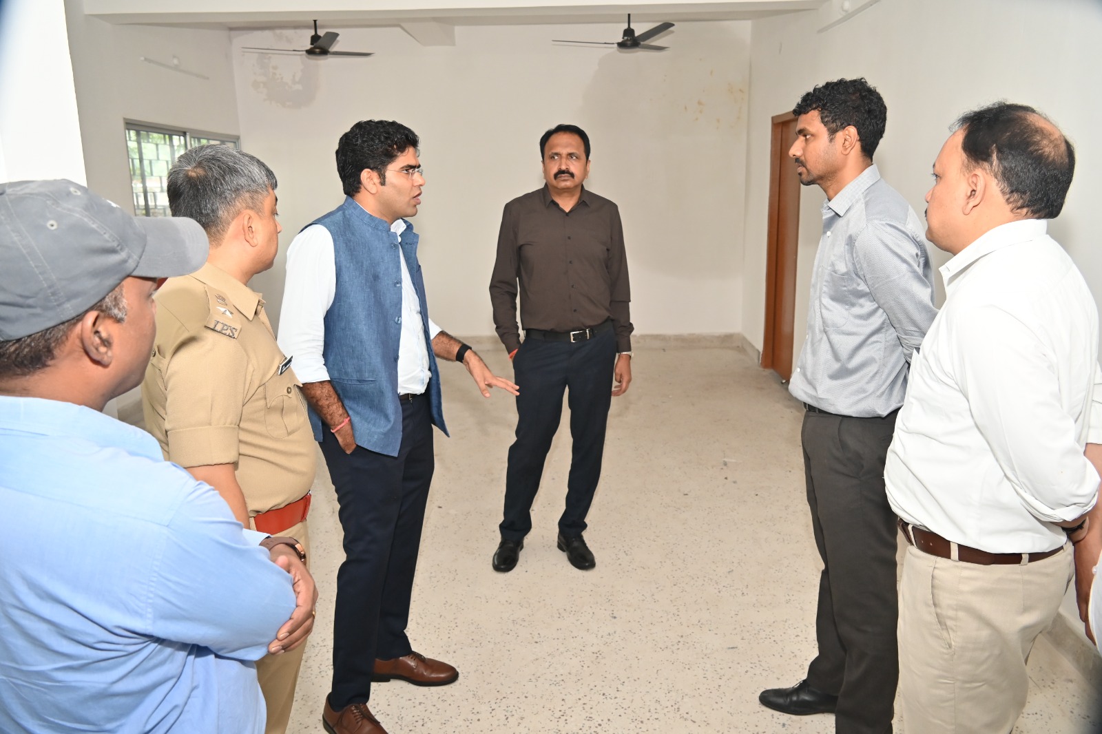 लोहरदगा में इंडोर स्टेडियम व जिम का हुआ लोकार्पण, DC ने कहा- जिले के खिलाड़ियों को बेहतर सुविधाएं देना हमारी प्राथमिकता 6 f 1