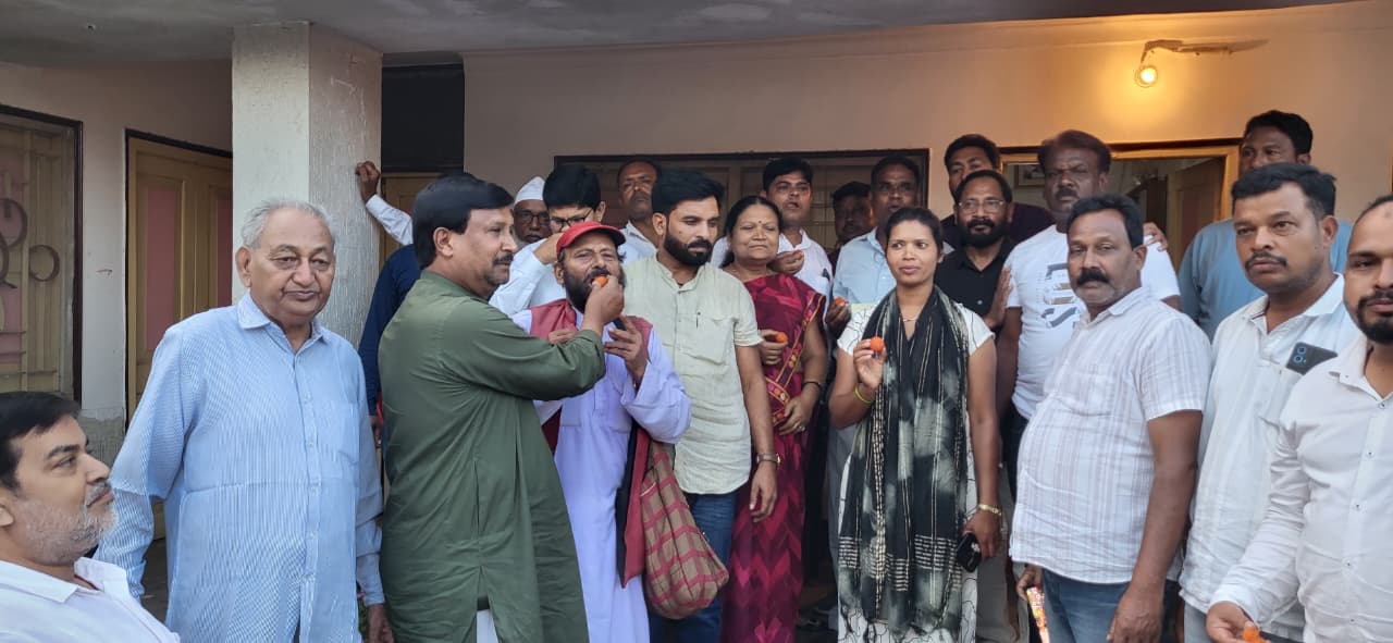 केंद्रीय शिक्षा मंत्री धर्मेंद्र प्रधान के इस्तीफे पर लोहरदगा कांग्रेस का जश्न, मिठाई बांटी और पटाखे फोड़े, बोले- युवाओं के संघर्ष की हुई जीत 6 f 2