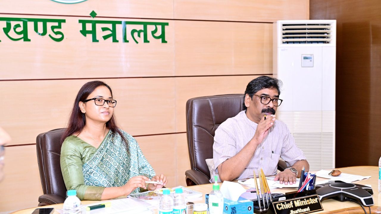 मुख्यमंत्री हेमंत सोरेन ने की कृषि,पशुपालन एवं सहकारिता विभाग की समीक्षा बैठक, कम वर्षापात के बाद सुखाड़ को देखते हुए योजना बनाने का दिया निर्देश 1 hemant soren shilpi neha tirkji