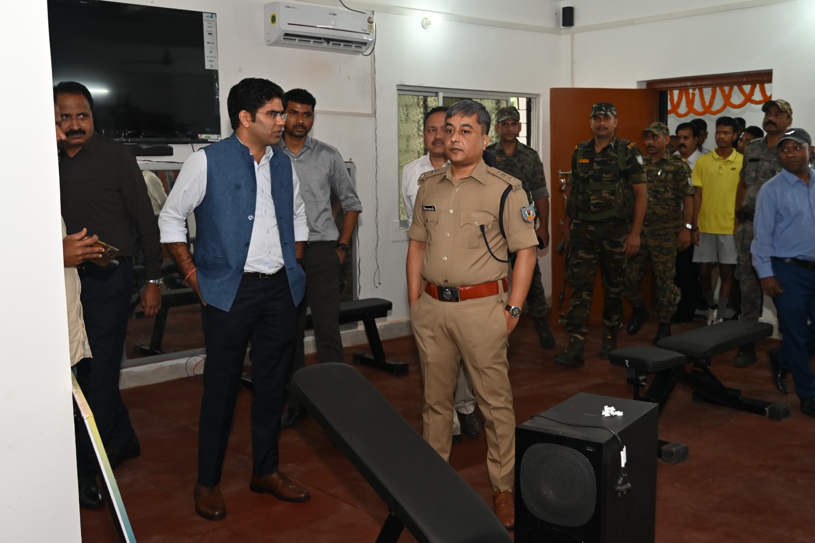 लोहरदगा में इंडोर स्टेडियम व जिम का हुआ लोकार्पण, DC ने कहा- जिले के खिलाड़ियों को बेहतर सुविधाएं देना हमारी प्राथमिकता 9 i