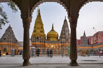 वाराणसी के काशी विश्वनाथ मंदिर में PSC जवान की राइफल से चली गोली,तीन घायल