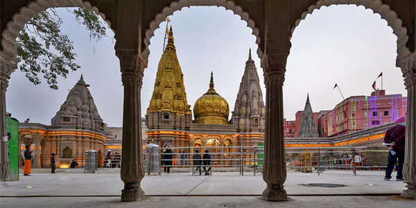 वाराणसी के काशी विश्वनाथ मंदिर में PSC जवान की राइफल से चली गोली,तीन घायल