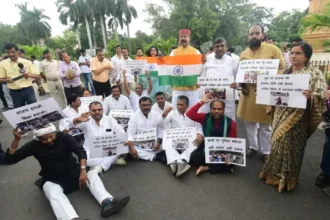 बिहार विधानसभा परिसर में विपक्ष का हंगामा,नीट पेपर लीक और छात्रों पर हुए लाठीचार्ज का विरोध
