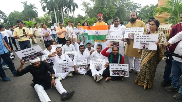 बिहार विधानसभा परिसर में विपक्ष का हंगामा,नीट पेपर लीक और छात्रों पर हुए लाठीचार्ज का विरोध
