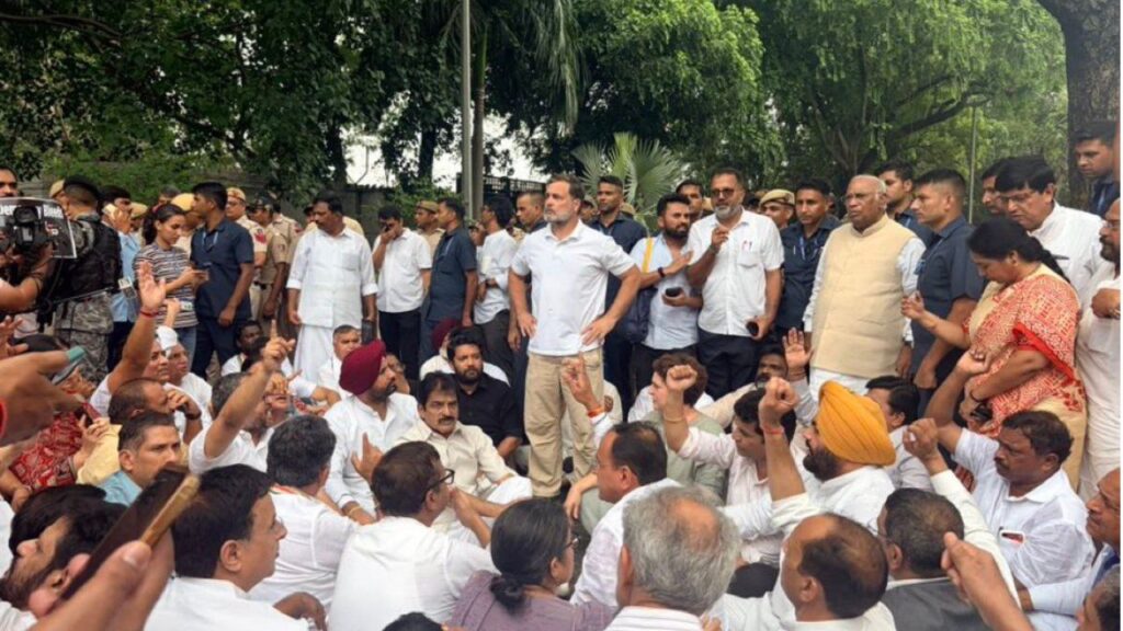 प्रधानमंत्री आवास के बाहर राहुल गांधी की अगुवाई में कांग्रेस पार्टी के नेता धरने पर बैठे, केंद्रीय मंत्री मनाने पहुंचे