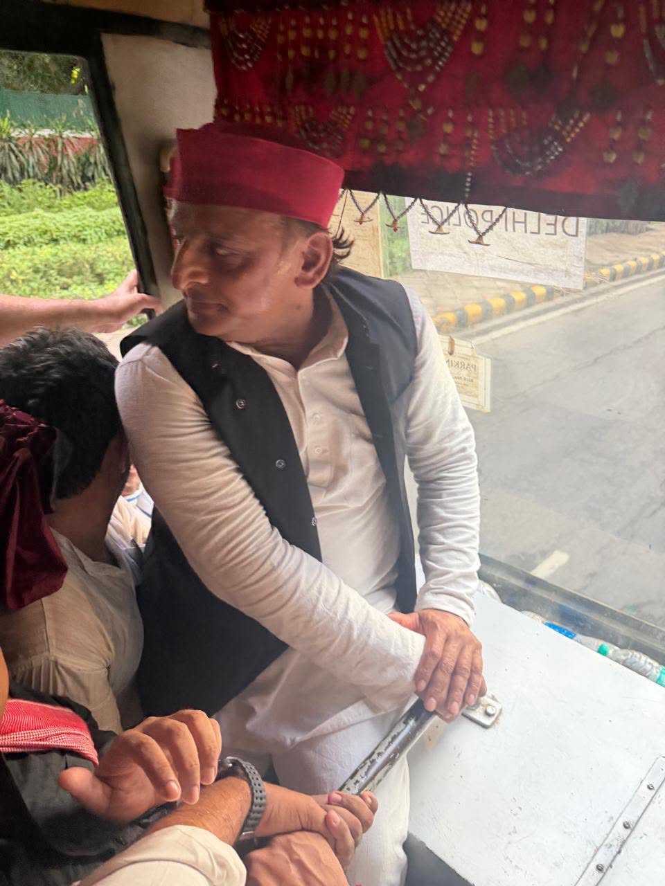 प्रधानमंत्री आवास के बाहर कांग्रेस पार्टी का धरना, राहुल गांधी और अखिलेश यादव को किया डिटेन 1 whatsapp image 2026 07 21 at 6.55.12 pm