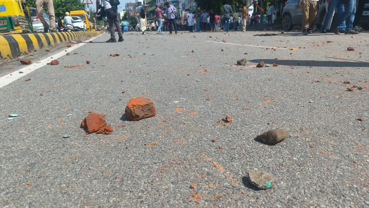पटना में भाजपा-कांग्रेस कार्यकर्ताओं में झड़प, चले लाठी-डंडे, ईंट-पत्थर से हमला, पुलिस ने संभाला मोर्चा 2 whatsapp image 2026 07 22 at 3 99b693