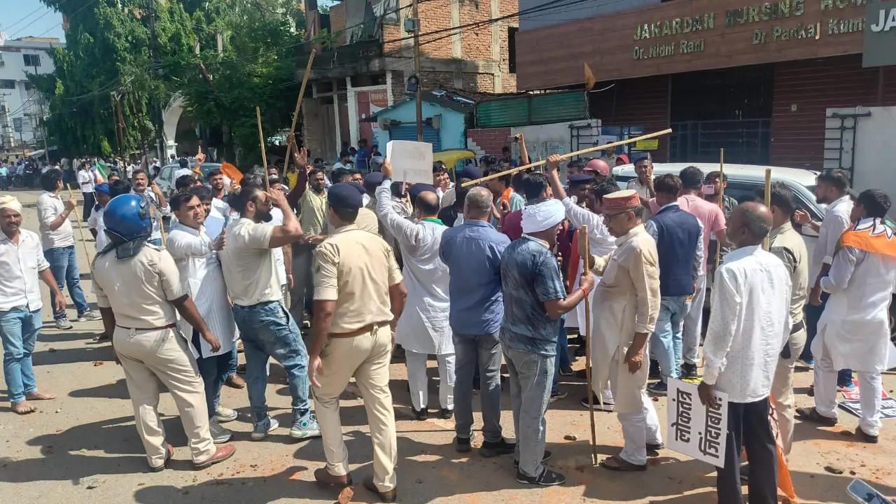 पटना में भाजपा-कांग्रेस कार्यकर्ताओं में झड़प, चले लाठी-डंडे, ईंट-पत्थर से हमला, पुलिस ने संभाला मोर्चा 1 whatsapp image 2026 07 22 at 3 db8e80
