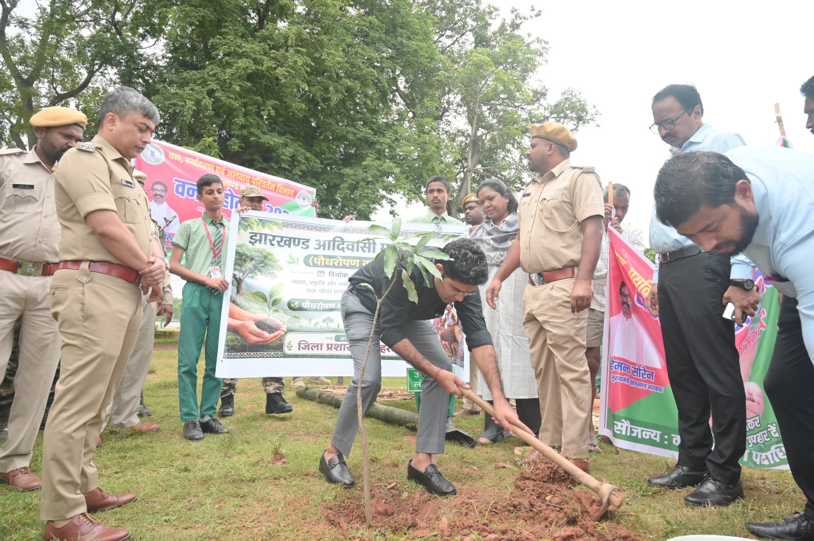 विश्व आदिवासी दिवस के उपलक्ष में लोहरदगा DC-SP ने किया पौधरोपण, बच्चों के पेंटिंग प्रतियोगिता में पहुंचकर बढ़ाया हौसला 1 1 3