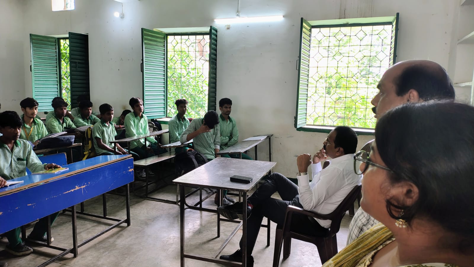 लोहरदगा के सरकारी स्कूलों में बच्चों को पढ़ा रहे अफसर, कमजोर विद्यार्थियों की अलग से होगी तैयारी 1 1 7