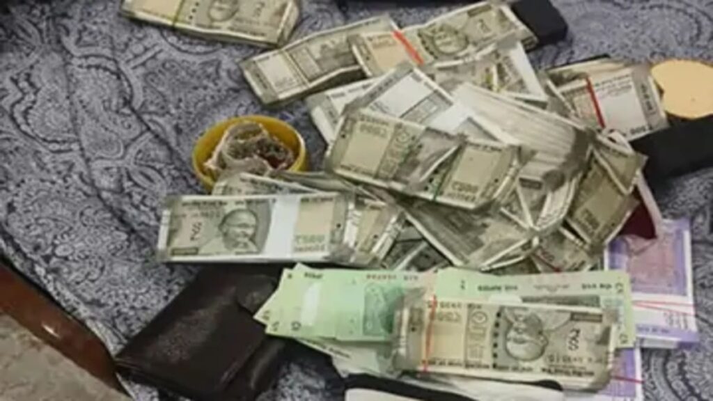 पटना में शिक्षा विभाग के डिप्टी डायरेक्टर के ठिकानों में EOU रेड, ₹500 की 10 से ज्यादा गड्डियां मिलीं, बेगूसराय में आलीशान घर