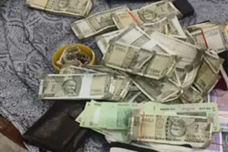 पटना में शिक्षा विभाग के डिप्टी डायरेक्टर के ठिकानों में EOU रेड, ₹500 की 10 से ज्यादा गड्डियां मिलीं, बेगूसराय में आलीशान घर
