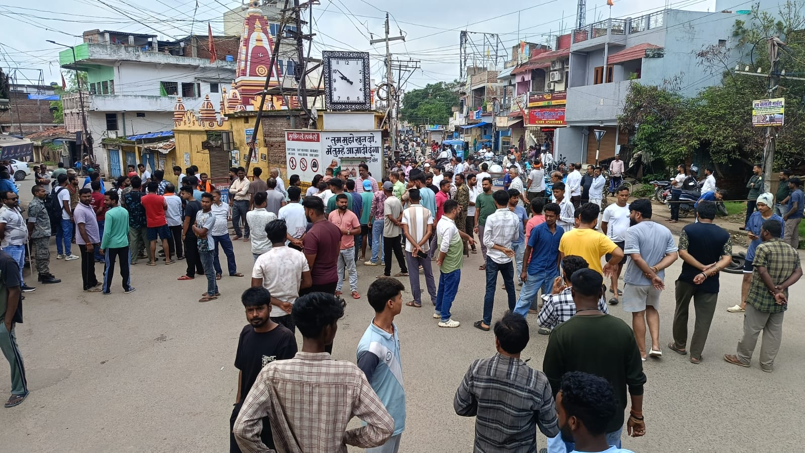चैंबर के आह्वान पर शुभम हत्याकांड को लेकर लोहरदगा बंद का दिखा व्यापक असर, दुकानें रहीं बंद, बस स्टैंड में सन्नाटा, लोगों ने पावरगंज चौक को किया जाम 12 11