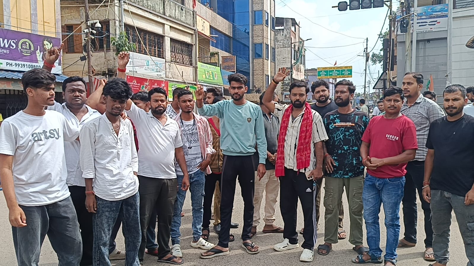 चैंबर के आह्वान पर शुभम हत्याकांड को लेकर लोहरदगा बंद का दिखा व्यापक असर, दुकानें रहीं बंद, बस स्टैंड में सन्नाटा, लोगों ने पावरगंज चौक को किया जाम 6 12