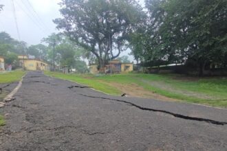 गिरिडीह में धंस गया CCL का लंकास्टर अस्पताल, भवन के साथ जमीन में आई दरारें, देखे VIDEO