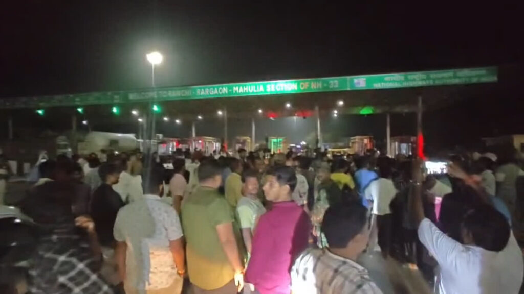 रांची के बुंडू टोल प्लाजा के पास तेज रफ्तार ट्रक ने दो लोगों को कुचला ,मौत के बाद नाराज लोगों ने सड़क जाम कर किया हंगामा