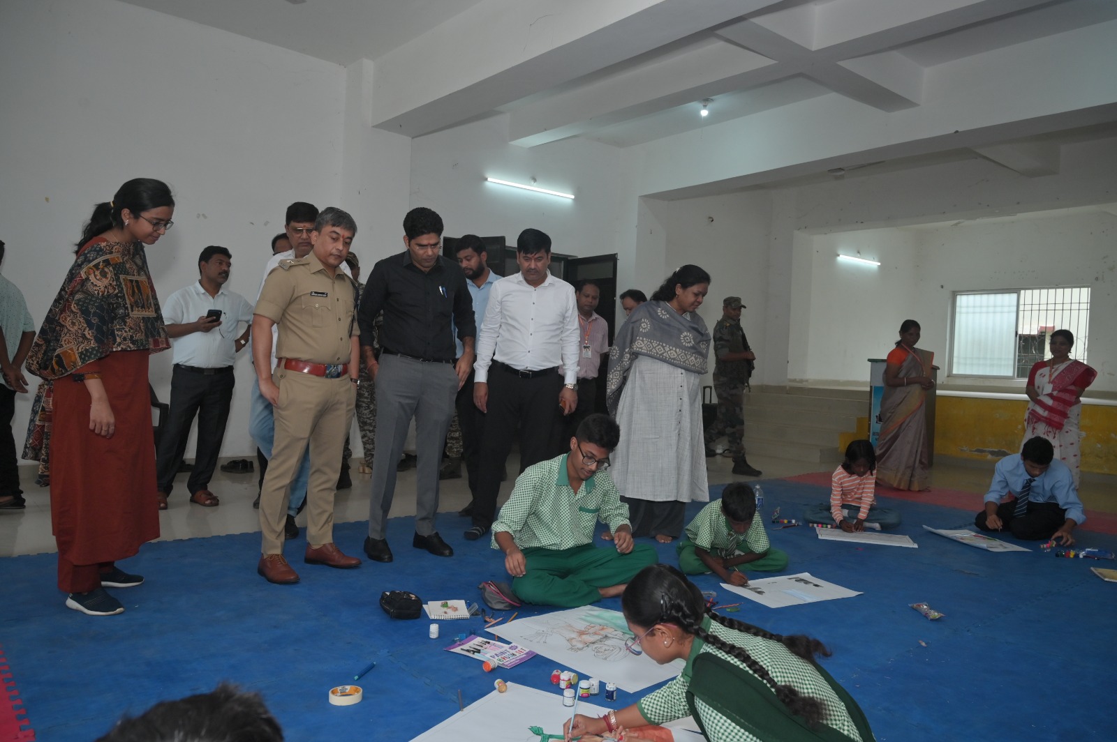 विश्व आदिवासी दिवस के उपलक्ष में लोहरदगा DC-SP ने किया पौधरोपण, बच्चों के पेंटिंग प्रतियोगिता में पहुंचकर बढ़ाया हौसला 5 13 1