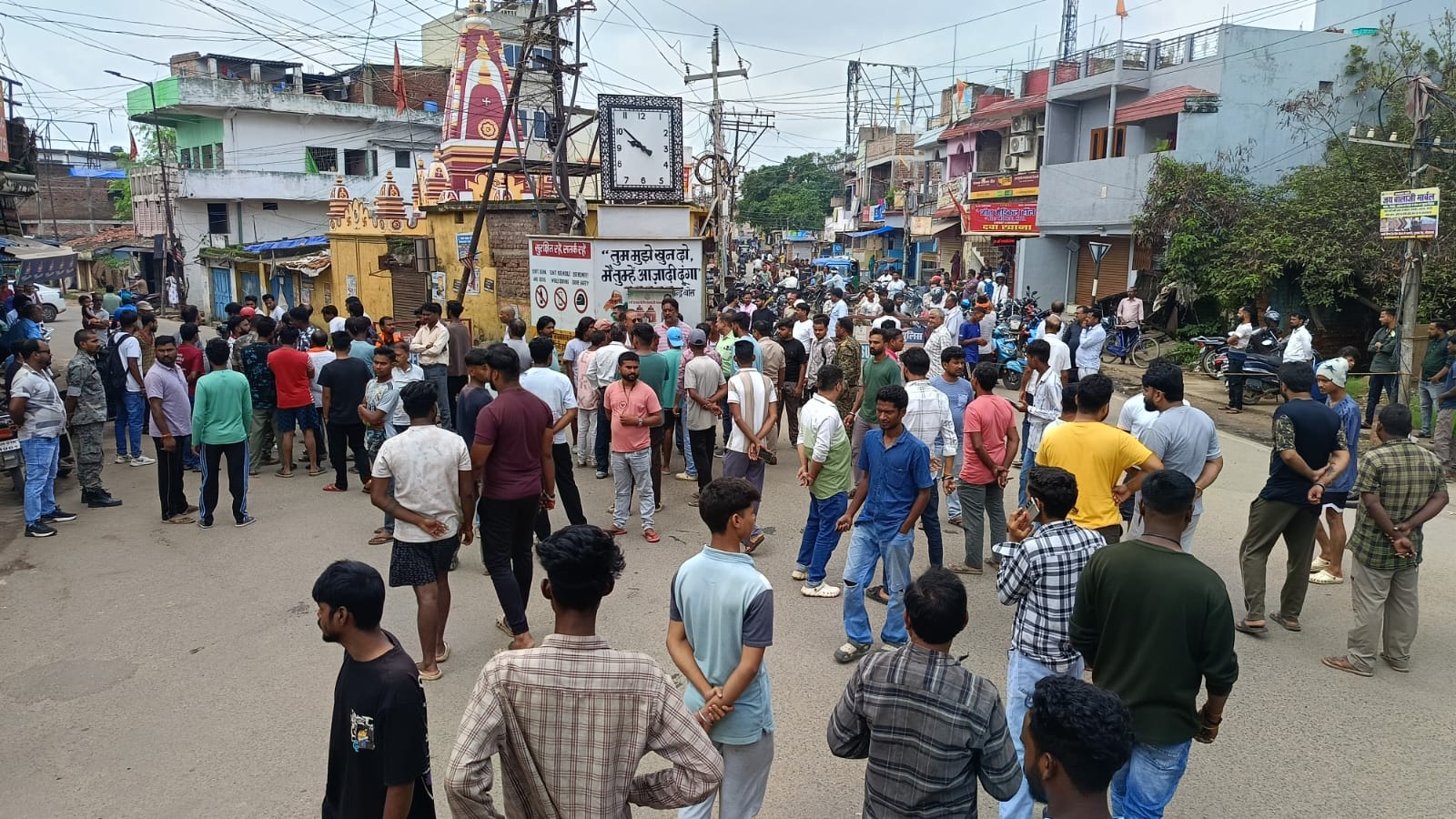 चैंबर के आह्वान पर शुभम हत्याकांड को लेकर लोहरदगा बंद का दिखा व्यापक असर, दुकानें रहीं बंद, बस स्टैंड में सन्नाटा, लोगों ने पावरगंज चौक को किया जाम 13 13