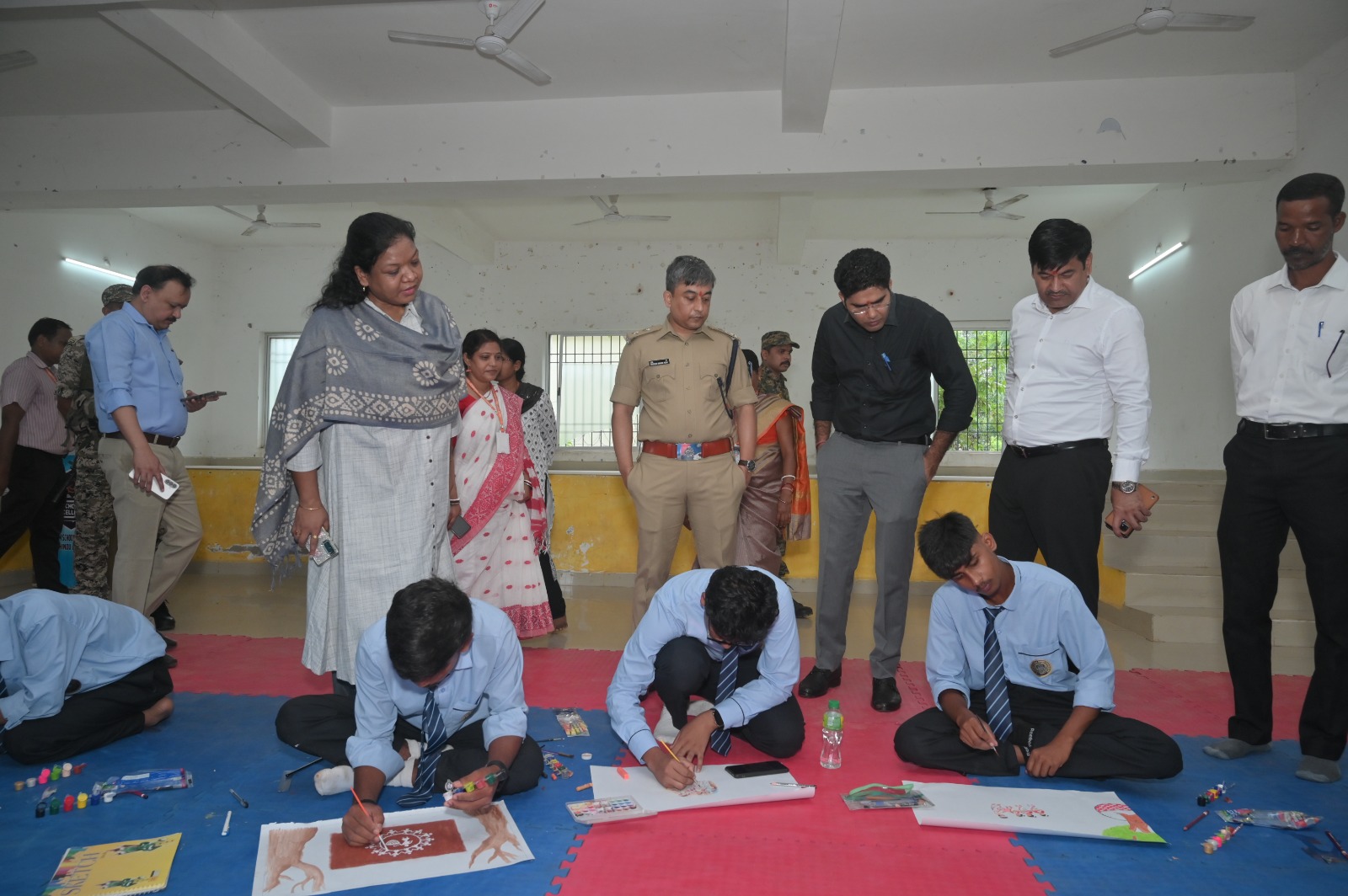 विश्व आदिवासी दिवस के उपलक्ष में लोहरदगा DC-SP ने किया पौधरोपण, बच्चों के पेंटिंग प्रतियोगिता में पहुंचकर बढ़ाया हौसला 4 14 1