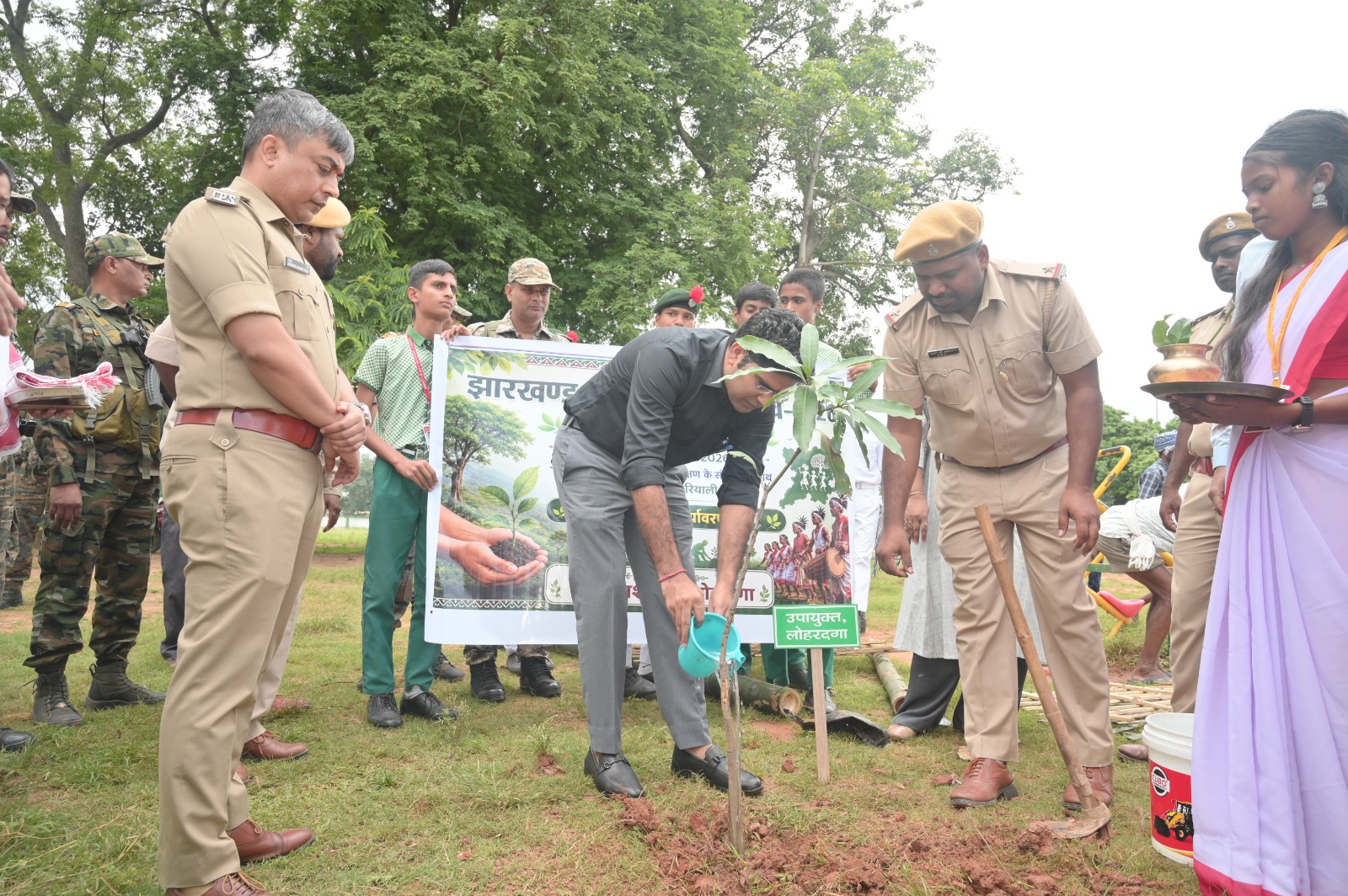 विश्व आदिवासी दिवस के उपलक्ष में लोहरदगा DC-SP ने किया पौधरोपण, बच्चों के पेंटिंग प्रतियोगिता में पहुंचकर बढ़ाया हौसला 2 2 3