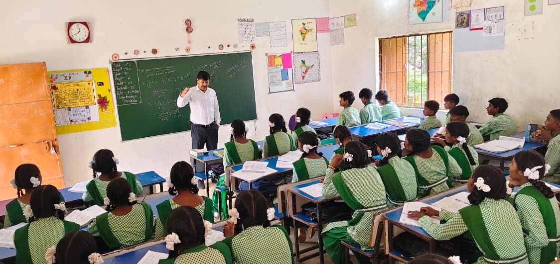 लोहरदगा के सरकारी स्कूलों में बच्चों को पढ़ा रहे अफसर, कमजोर विद्यार्थियों की अलग से होगी तैयारी 3 3 6