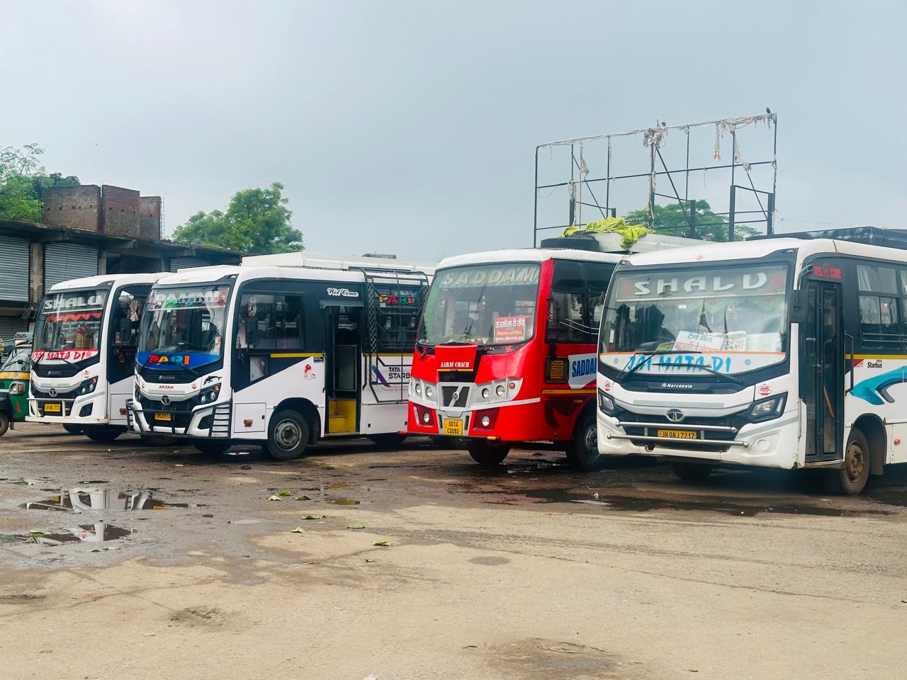 चैंबर के आह्वान पर शुभम हत्याकांड को लेकर लोहरदगा बंद का दिखा व्यापक असर, दुकानें रहीं बंद, बस स्टैंड में सन्नाटा, लोगों ने पावरगंज चौक को किया जाम 4 4