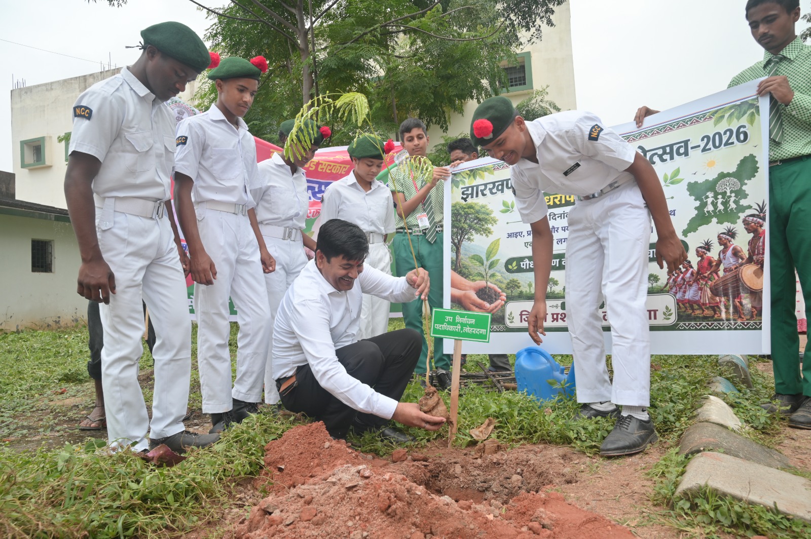 विश्व आदिवासी दिवस के उपलक्ष में लोहरदगा DC-SP ने किया पौधरोपण, बच्चों के पेंटिंग प्रतियोगिता में पहुंचकर बढ़ाया हौसला 9 9 1