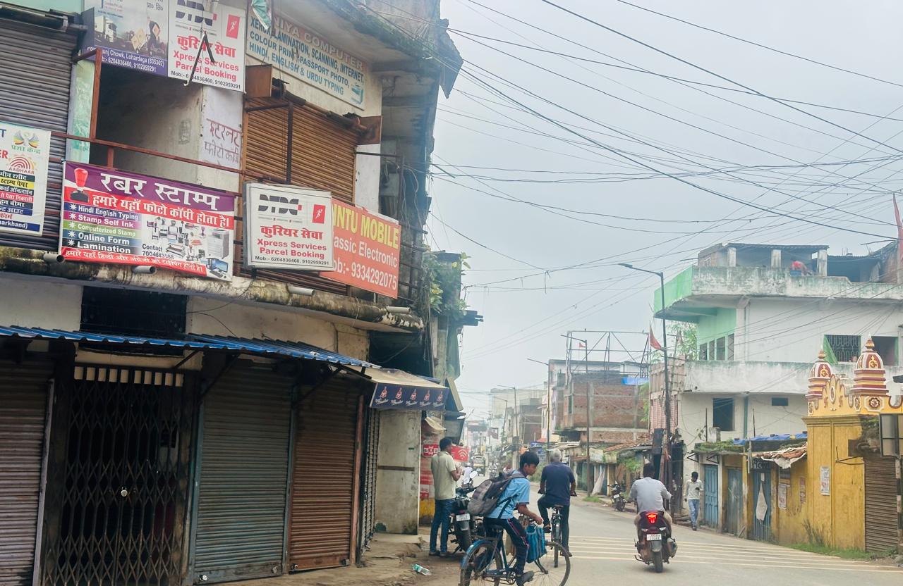 चैंबर के आह्वान पर शुभम हत्याकांड को लेकर लोहरदगा बंद का दिखा व्यापक असर, दुकानें रहीं बंद, बस स्टैंड में सन्नाटा, लोगों ने पावरगंज चौक को किया जाम 10 9