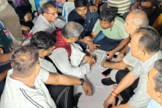 JPSC-JSSC परीक्षा में गड़बड़ी को लेकर आंदोलन कर रहे अभ्यर्थियों से बाबूलाल मरांडी ने की मुलाकात,कहा- भ्रष्टाचारियों को बचाना चाहती है सरकार