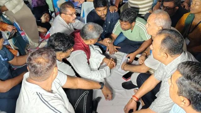 JPSC-JSSC परीक्षा में गड़बड़ी को लेकर आंदोलन कर रहे अभ्यर्थियों से बाबूलाल मरांडी ने की मुलाकात,कहा- भ्रष्टाचारियों को बचाना चाहती है सरकार