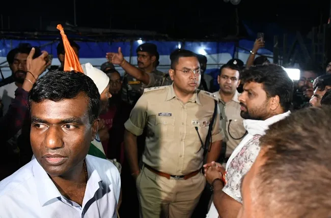 देर रात जयपाल सिंह मुंडा स्टेडियम पहुंचे DC और SSP, छात्र बोले-हटाने आए थे