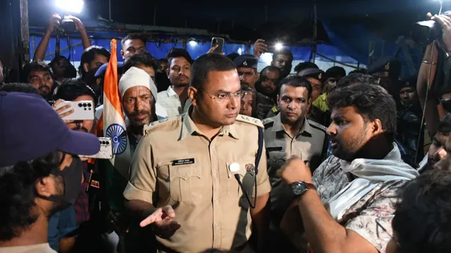 देर रात जयपाल सिंह मुंडा स्टेडियम पहुंचे DC और SSP, छात्र बोले-हटाने आए थे 1 RANCHI PROTEST 8 1786479557363 v