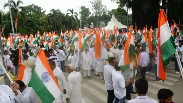 Tejashwi Lokbhawan March: हाथों में तिरंगा और सरकार विरोधी पोस्टर लेकर निकले प्रदर्शनकारी, मार्च में दिखी 'AK 47' 1 Tejashwi 1787119670920 v